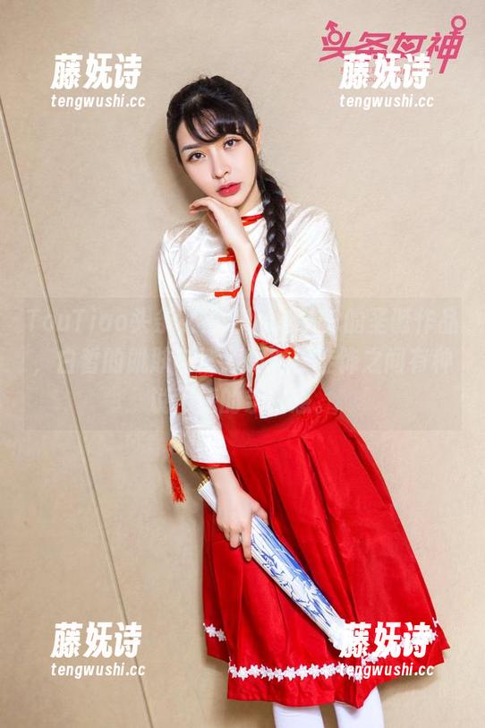 TouTiao头条女神-JennyR TouTiao头条女神 - JennyR的圣诞作品,白皙的肌肤与迷人的财神挂饰之间有种说不清的亲密感。