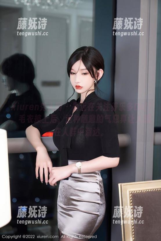 Xiuren秀人网 - 最近在关注养乐多Doll，毛衣披上后，这种随意的气息真让人想在人群中溜达。