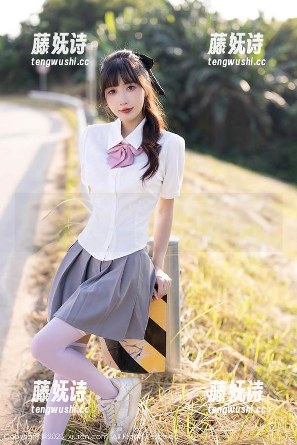 Xiuren秀人网-绯月樱-Cherry Xiuren秀人网 - 蕾丝与孔雀绿,绯月樱-Cherry无圣光写真中的沉迷时刻