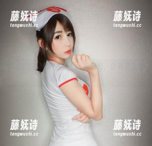 轻柔的白裙和w黑米粥w的搭配，合集里全是流动的美好观看。