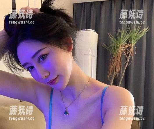 微密圈 - 这图集里的不爱笑的赛琳，不穿西装则已，一穿立马变路人点赞的福利，渔网丝袜也有神奇魔力！