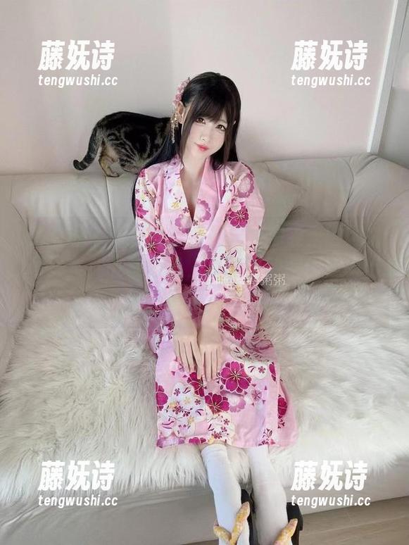 微密圈 - 十万口草莓粥粥给你带来的网袜写真集，下载必备，真的生动得像我搬出的腌黄瓜，啧啧。