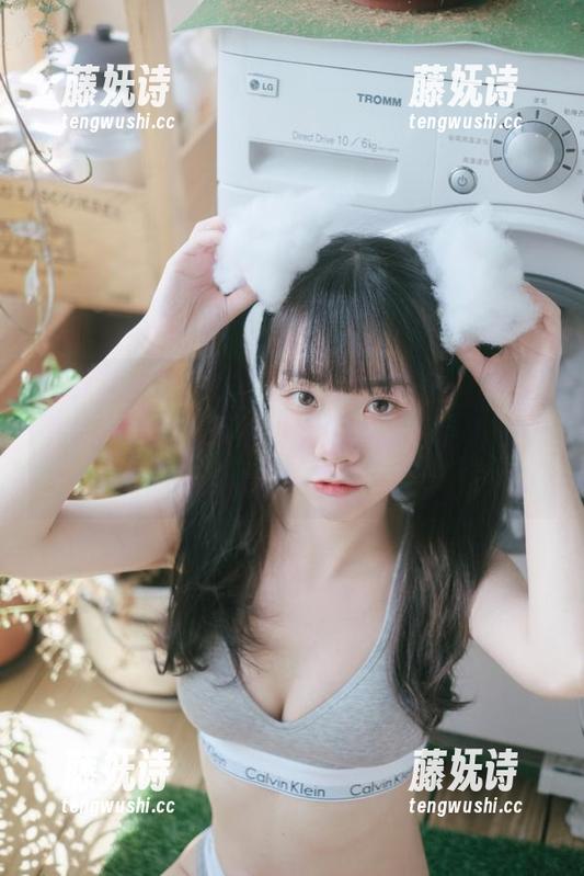 可可小白兔 试试看可可小白兔的在线作品——“情人节礼物”,体操服少女中渗透着点滴撒娇的意味?