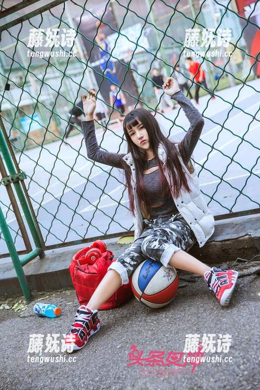 头条女神 - 是不是应该提高免疫力？再看尹菲的连体衣写真！