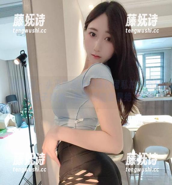 小玉吃果冻 微密圈 - 小玉吃果冻的连衣裙私拍:不只是裙子好看,她的表情更是绝了!