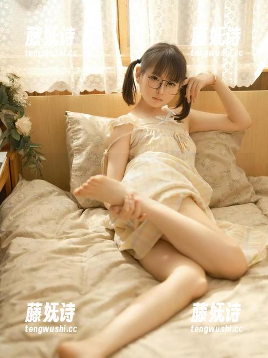 最新图集？当然是幼水铃衣变身秘书，从严谨到随意