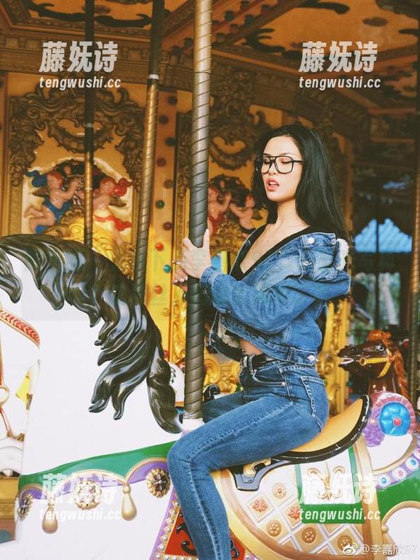 李嘉欣97 微密圈 - 光线下的李嘉欣97,无圣光写真?这黑丝丁裤也太精彩了吧
