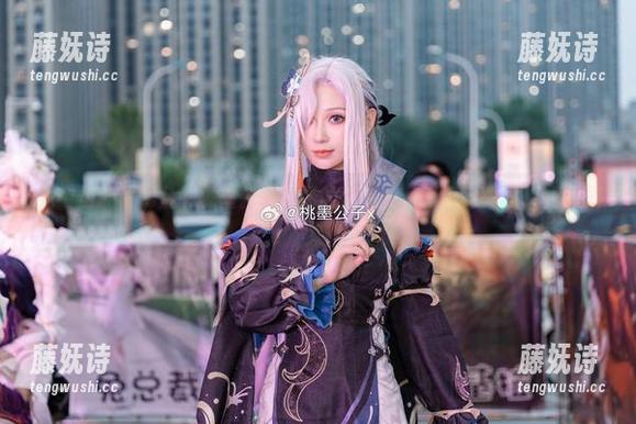 桃墨公子 家中也能是舞台,桃墨公子演绎的蕾姆cos写真,真没少花心思。