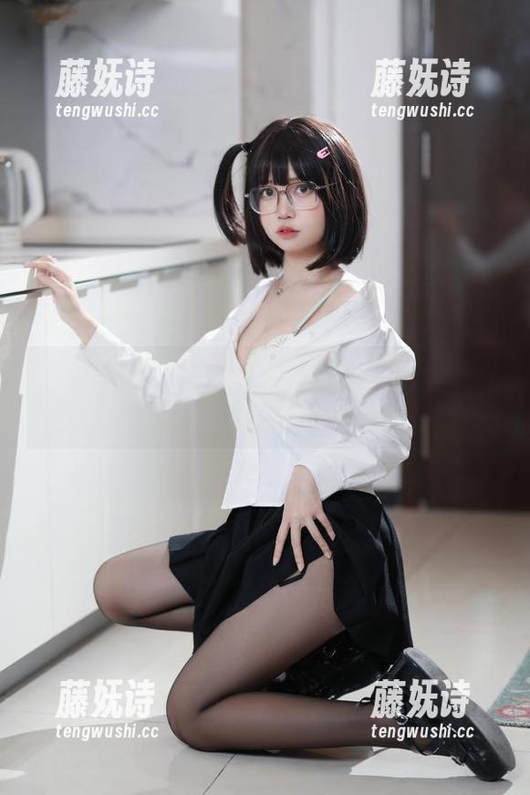 洛桑w伊梓 图册中的透明:洛桑w伊梓那种超级COS,冷得令人想打个寒颤
