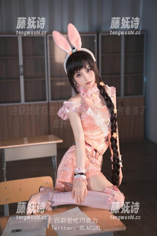 白莉爱吃巧克力的旅拍新秀，图片看多了想开一场展啊！