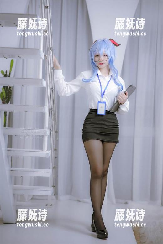 荒井喵喵 荒井喵喵全新写真集——双人女仆的沙发追逐战,胆量测试!