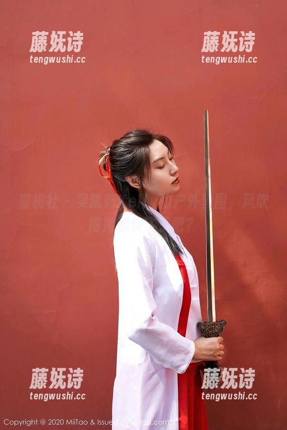 蜜桃社-吴凯莉Kelly 蜜桃社 - 吴凯莉Kelly的户外套图,风吹得她都快飞了吧?