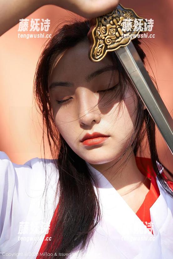 蜜桃社-陆萱萱Cecilia 蜜桃社 - 陆萱萱Cecilia泳装写真:镜头前我像鱼,没想到还是条‘干了’的十月鱼。