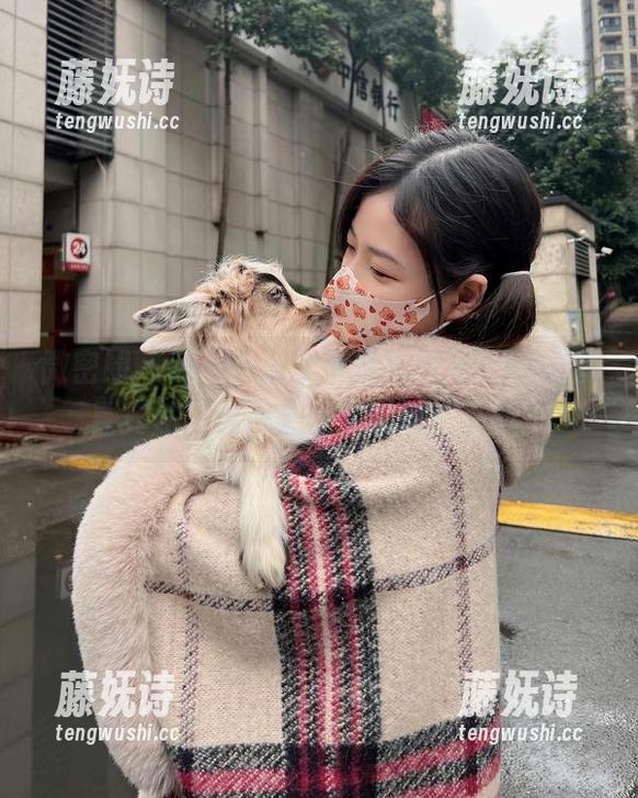 微密圈 - 赌一块钱，下载陈妮妮UNI全套嘉宾贴，也许会让你眼前一亮嘛。