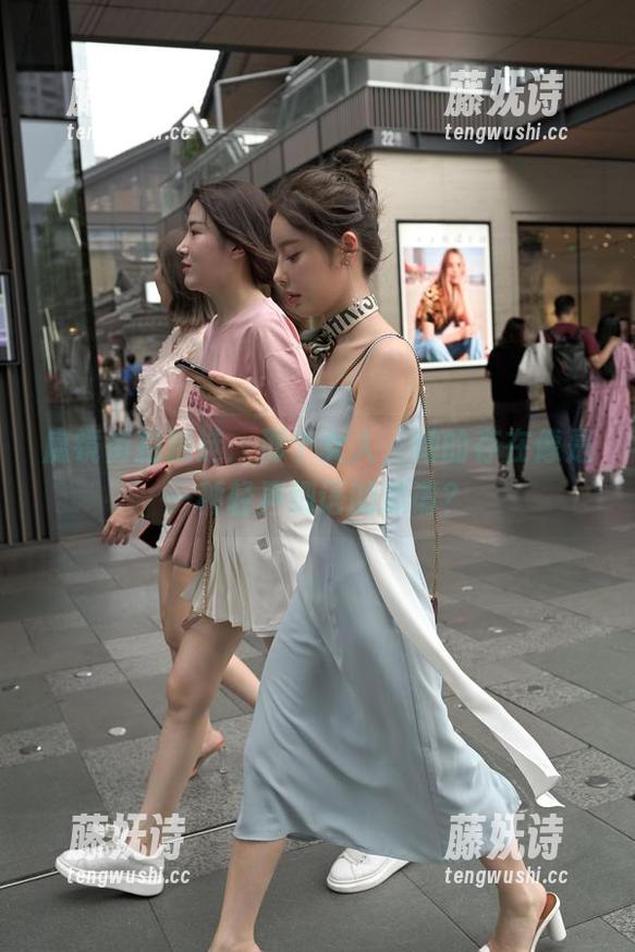 魔镜街拍 魔镜街拍精选:那个女人,她的存在像是一种轻声细语的邀请?
